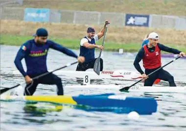  ?? Fotos: Christian Kemp ?? Dario Maksimovic (hinten) kommt in seinem Vorlauf nicht über den letzten Platz hinaus.