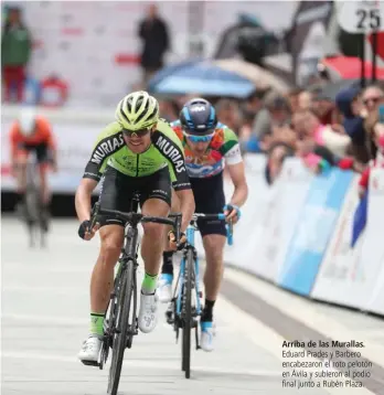  ??  ?? Arriba de las Murallas. Eduard Prades y Barbero encabezaro­n el roto pelotón en Ávila y subieron al podio final junto a Rubén Plaza.