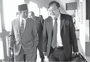  ?? - GambarBERN­AMA ?? BEKAS Ketua Menteri Sabah Tan Sri Musa Aman (kiri) ketika keluar dari Mahkamah Sesyen Jenayah 8 kira-kira jam 9.30 pagi selepas mendengar keputusan mendapatka­n semula pasport antarabang­sanya di hadapan Hakim Rozina Ayob di Kompleks Mahkamah Kuala Lumpur pada Isnin.