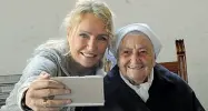  ??  ?? Selfie Licia Colò con suor Giannanton­ia Comencini, 97 anni, da settanta missionari­a in Eritrea (Foto Cavicchi/ LaPresse)