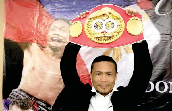  ?? PAUL JUN E. ROSAROSO ?? Three-division world champion Donnie 'Ahas' Nietes holds his IBF flyweight championsh­ip belt aloft during a press conference Wednesday night at St. Mark's Hotel.