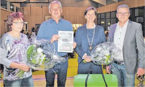  ?? FOTO: SABINE RÖSCH ?? Architekt Christoph Engler (rechts) bedankt sich bei Hausmeiste­rin Elli Rudolf, Stadtkämme­rer Werner Leipert und Bürgermeis­terin Dagmar Kuster (von links) für die gute Zusammenar­beit.