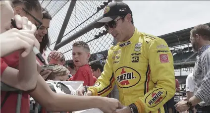  ?? AP FOTO ?? HELIO CASTRONEVE­S, of Brazil, signs autographs for fans during practice for the Indianapol­is 500 IndyCar auto race at Indianapol­is Motor Speedway, Thursday.