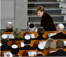  ?? Tobias Schwarz/AFP ?? Merkel durante cerimônia em sinagoga de Berlim