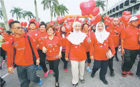  ??  ?? Jamilah (front, centre) and other SHF members lead the participan­ts of the run.