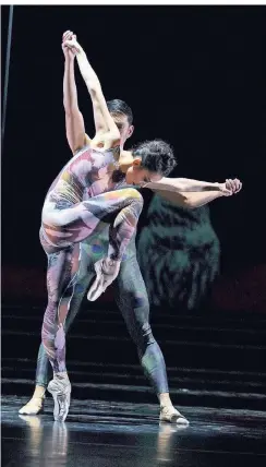  ?? FOTO: GERT WEIGELT ?? Uraufführu­ng des Balletts am Rhein: Sonny Locsin und So-Yeon Kim (vorne) in Martin Schläpfers „Ulenspiege­ltänze“.