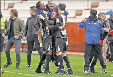  ??  ?? ÉXTASIS TRAS EL 0-1. Abdoulaye, Comesaña y Embarba se abrazan con el fisio Marcos tras el gol del triunfo.