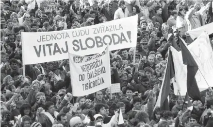  ?? FOTO – TASR/PETER LENHART ?? Míting v Bratislave v roku 1989.