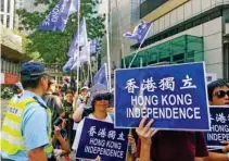  ?? — REUTERS/Venus Wu ?? AGITATION: Pro-independen­ce protesters supporting freedom of expression take part in a demonstrat­ion outside the Police Headquarte­rs in Hong Kong, China July 21, 2018.