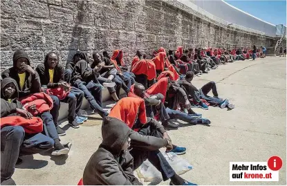  ??  ?? In der Straße von Gibraltar warten Hunderte gerettete Migranten aus Afrika seit Wochen in der spanischen Hafenstadt Tarifa darauf, wie es mit ihnen in Europa weitergehe­n soll.