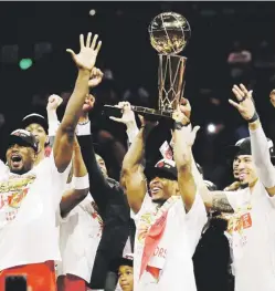 ?? Ap /ben margot ?? De izquierda a derecha, Serge Ibaka, Kyle Lowry y Danny Green, festejan la coronación de los Raptors de Toronto en la NBA, tras vencer a los Warriors.