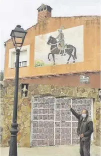  ??  ?? Pintor Francisco señala el mural de Pizarro.