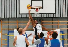 ?? Foto: Siegfried Kerpf ?? Viel los war beim Qualifikat­ionsturnie­r am Samstag in Augsburg im Drei‰gegen‰drei‰ Basketball.