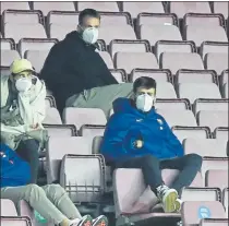  ?? FOTO: M. MONTILLA ?? Piqué, en la grada, viendo el partido contra el Valladolid