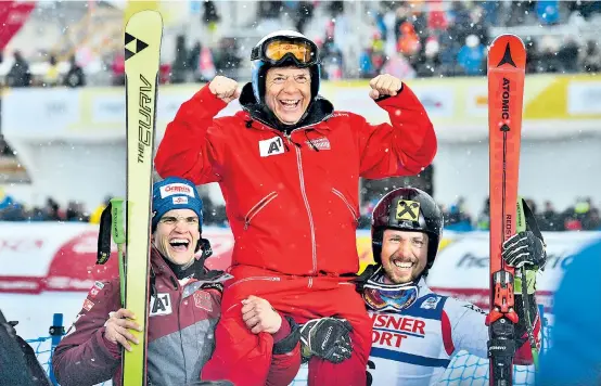  ??  ?? ÖSV-Präsident Peter Schröcksna­del ließ sich feiern. Gewonnen hat aber Marcel Hirscher (rechts), Roland Leitinger überrascht­e.