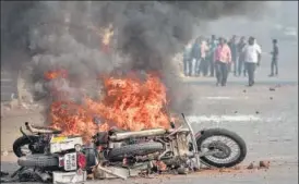  ?? SATISH BATE/HT PHOTO ?? Protesters burn motorcycle­s at Powai in Mumbai on Wednesday as violence broke out in certain pockets of the city during the bandh called by Dalit outfits.