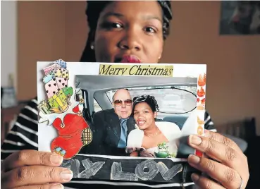  ?? Picture: Esa Alexander ?? Alida Louw with a picture of her and Roelof Louw on their wedding day in 2003 in Wellington.