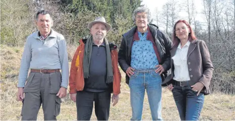  ?? FOTO: PRANDL ?? Sie haben stets die Natur im Blick: (v. r.) Angela Scheffold, Michael Rettenberg­er, Jürgen Kübler und Franz Schuster vom BUND Ehingen.