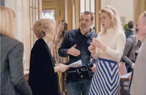  ?? PHILIPPE BOSSE/NETFLIX ?? Ellen Burstyn, from left, Kornél Mundruczó and Vanessa Kirby on the set of“Pieces of a Woman.”