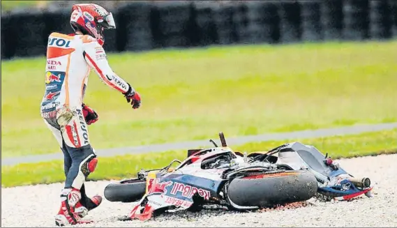  ?? FOTO: MOTOGP.COM ?? En 2016 Marc Márquez volvió a tropezar con la misma piedra. Tras certificar la corona en Motegi por sorpresa, se fue al suelo en la carrera siguiente de Phillip Island