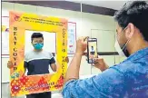  ?? ANSHUMAN POYREKAR/HT ?? A vaccine beneficiar­y gets his photo clicked after getting the shot at Sir JJ Hospital on Monday.