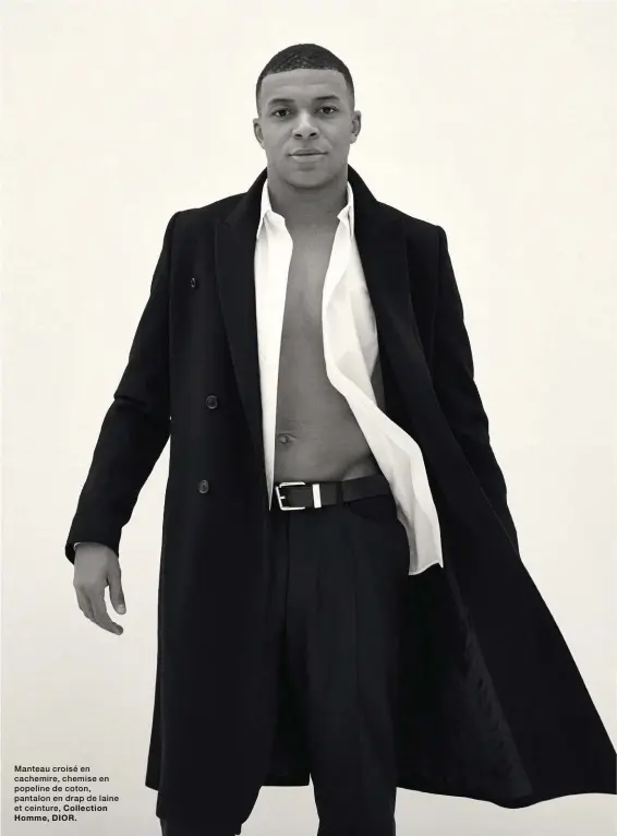  ??  ?? Manteau croisé en cachemire, chemise en popeline de coton, pantalon en drap de laine et ceinture, Collection Homme, DIOR.