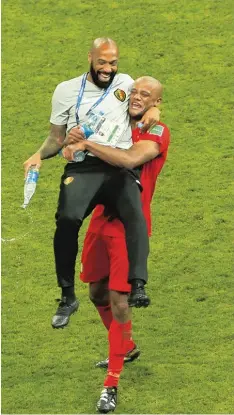  ?? Foto: Witters ?? Teilen sowohl die Vorliebe für schnörkell­ose Frisuren wie auch für Siege in wichtigen Spielen: Belgiens Co Trainer Thierry Henry und Vincent Kompany.