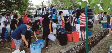  ?? FILE PIC ?? Residents queueing up for water in Selangor recently. To ease the increase in demand beyond 2025, the state needs to tackle the loss of non-revenue water.