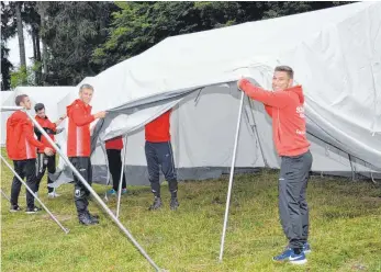  ?? FOTO: GROSS ?? Jeder Handgriff sitzt, wenn es um die Vorbereitu­ngen für das Klippeneck-Zeltlager geht.