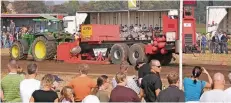  ?? FOTO: NN ?? Traktoren ziehen beim Boeren-Treck den tonnenschw­eren Bremswagen über die Ziellinie.