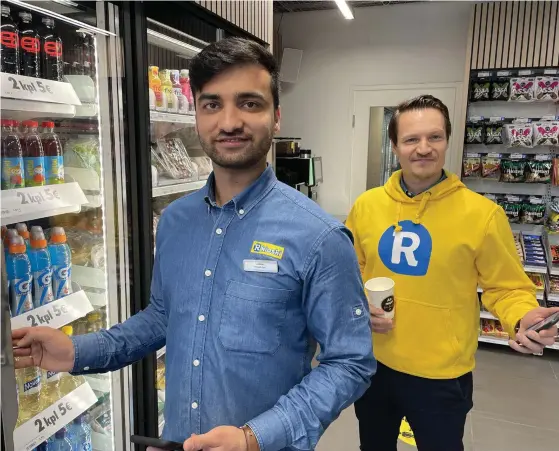  ?? FOTO: FREDRIK HÄGGMAN ?? ■ Den obemannade kiosken drivs av Tayyab Ijaz, som också är köpman för R-kiosken i Hagnäs. I bakgrunden Teemu Rissanen, kedjans vd.