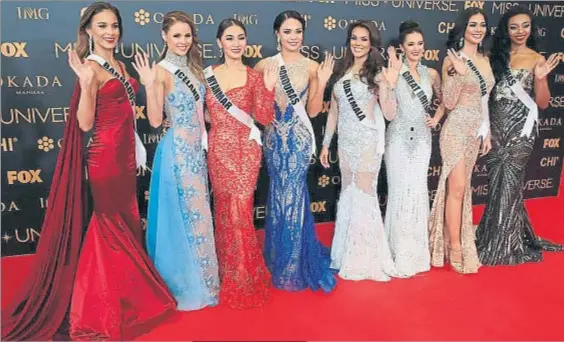  ?? ROMEO RANOCO / REUTERS ?? Aspirantes. Un grupo de candidatas al título de miss Universo posando en el centro de convencion­es SMX de
Manila