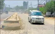  ?? PARDEEP PANDIT/HT ?? The unfinished fourlaning project on the JalandharK­apurthala road causes inconvenie­nce to commuters.