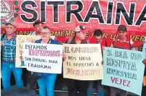  ?? FOTO: EL HERALDO ?? Los trabajador­es aptos para jubilarse se tomaron las instalacio­nes para exigir sus derechos laborales.