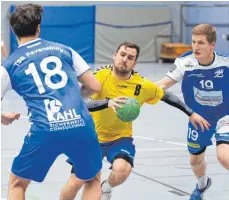  ?? FOTO: ROUVEN SPORER ?? Ist gegen den TSB Ravensburg mit seinem Team unter Zugzwang: Janik Weisner (am Ball), Spielmache­r der HSG FF I.