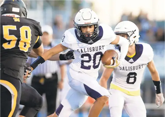  ?? DAVID GARRETT/SPECIALTOT­HE MORNING CALL ?? Salisbury’s Quintin Stephens (20) carries the ball against Northweste­rn Lehigh.