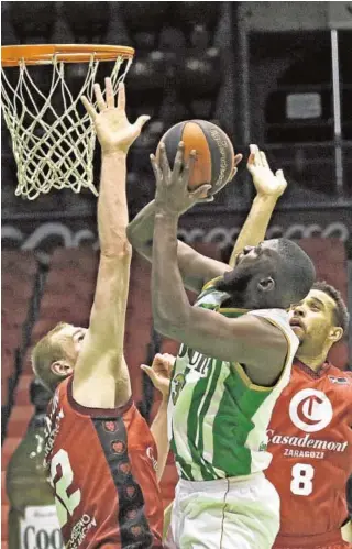  ?? JUAN FLORES ?? Ndoye intenta anotar ante la defensa de Hlinason y Harris