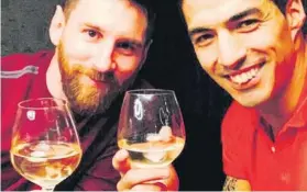  ?? FOTO: INSTAGRAM LUIS SUÁREZ ?? Brindis por el club de los 30 La foto con Leo la colgó Luis Suárez