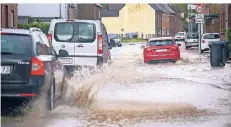  ?? RP-FOTO: RUTH KLAPPROTH ?? In Baal auf der Lövenicher Straße pflügten sich Autos langsam durch Wassermass­en. Die Sicht lag zeitweise unter 20 Metern.