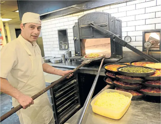  ??  ?? En la masa. David Lucero, maestro pizzero de Los 36 Billares, local histórico de Avenida de Mayo donde también ofrecen las opciones livianas.