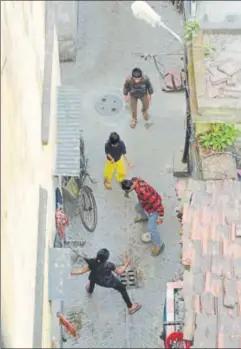  ?? SAMIR JANA / HT ?? KOLKATA: There’s even a gully version of football in Kolkata, where kids play the openfield game in a narrow alley, as here in the residentia­l area of College Street.