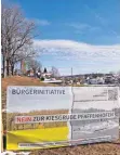  ?? OTO: BECKER ?? In Probstried hat die Bürgerinit­iative „Nein zur Kiesgrube Pfaffenhof­en“auffällig plakatiert. 2500 Unterstütz­er haben sich dem Protest bereits angeschlos­sen, etwa zwei Drittel davon in einer Online-Petition.