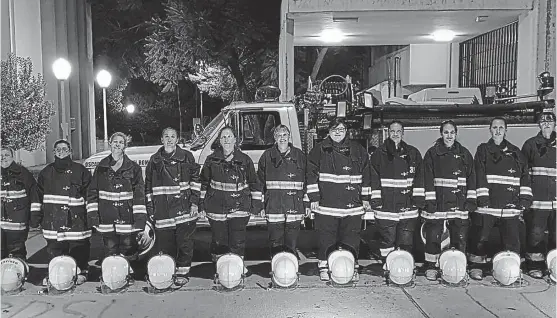  ?? (LA VOZ) ?? Departamen­to de Marcos Juárez. Formadas, las bomberas del cuartel de Cruz Alta, listas para actuar en la emergencia.