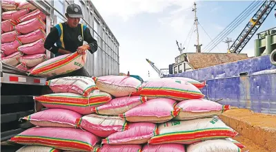  ?? PUGUH SUJIATMIKO/JAWA POS ?? BAPOK: Pekerja merapikan karung-karung beras yang akan dikirim melalui kapal di Pelabuhan Kalimas, Surabaya, kemarin.