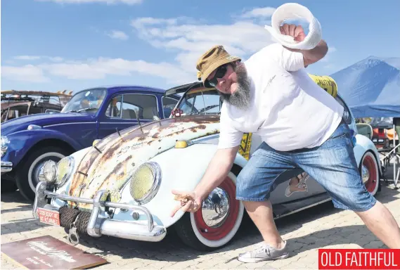  ?? Picture: Neil McCartney ?? Bernard Stander with his VW Beetle during the Classic Car Show at the Johannesbu­rg Expo Centre in Ormonde yesterday.