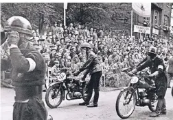  ??  ?? Beim Start des ersten Schlebusch­er Rennens am 12. September 1948: Es nahmen laut Lokalhisto­riker Reinhold Braun 150 Fahrer teil.