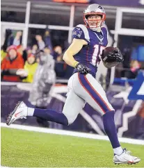  ?? STEVEN SENNE/ASSOCIATED PRESS ?? New England wide receiver Chris Hogan runs for a touchdown against the Steelers during Sunday’s AFC championsh­ip game. The Patriots won 36-17.