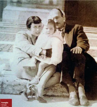  ??  ?? Famiglia Giorgio Almirante con Assunta e la loro figlia Giuliana de’ Medici. La coppia si conobbe nel ‘52, Giuliana nacque 6 anni dopo. Almirante aveva già una figlia, Rita, avuta da Gabriella Magnatti