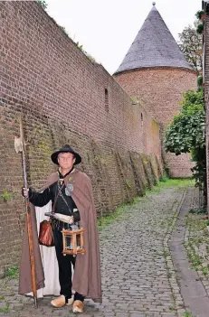  ?? FOTO: KALLIANTER­IS ?? Eine der beiden Touren, die André Schmitz konzipiert hat, führt entlang der Stadtmauer durch den westlichen Teil Dülkens.