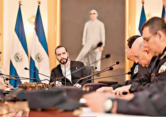  ??  ?? REACCIÓN. EL PRESIDENTE NAYIB BUKELE SE REUNIÓ ANOCHE CON EL GABINETE DE SEGURIDAD.